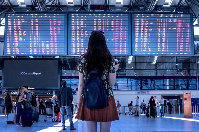Lety s přestupy a taška na kosmetiku: Co musíte vědět, když cestujete mezi různými letišti?