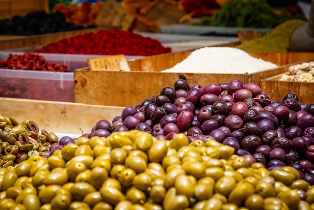 - Variace chutí: Přidání oliv, sušených rajčat nebo bylinek do řeckého chleba