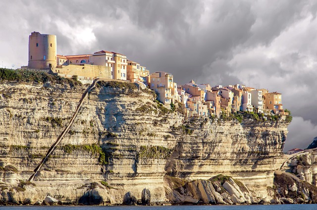 Korsická architektura a tradiční vesnice: Uchvátí vás autentický ‌venkovský život