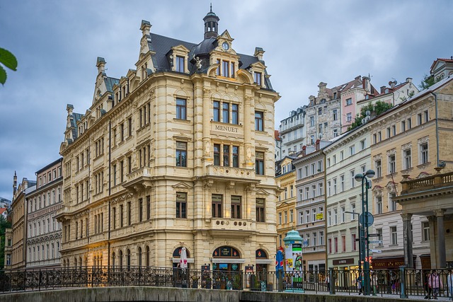 1. Kulisy⁢ města ⁣Karlovy Vary: Objevte‍ skryté lokace, které ‌posloužily‌ jako pozadí pro filmovou ⁣komedii