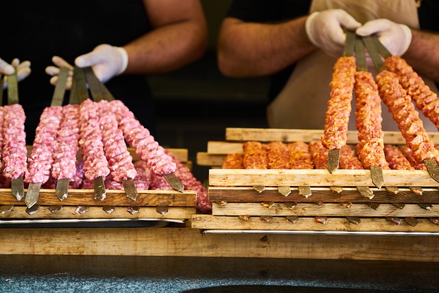 Nezapomeňte ochutnat místní specialitu: Adana kebab v Turecku