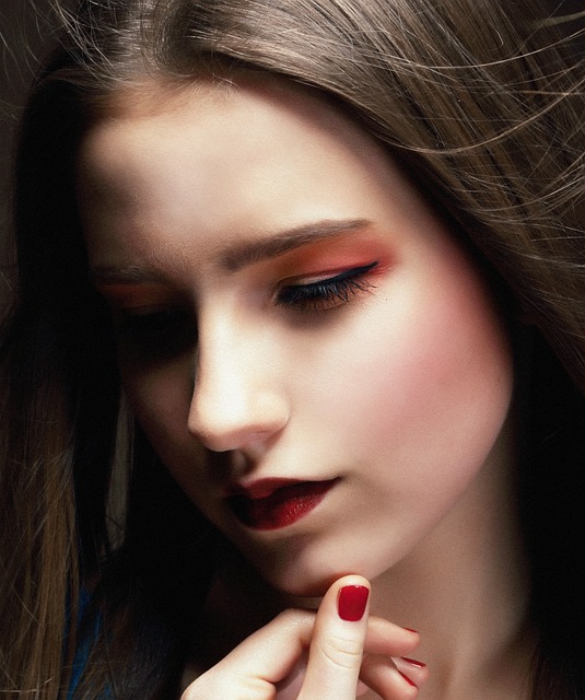 Tipy a triky pro udržení krásných nehtů během letu