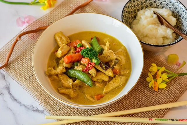 Co je thajské kuřecí kari a jaké jsou jeho hlavní ingredience