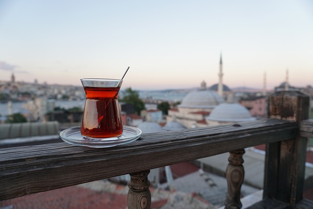 Jednoduché a originální způsoby prezentace tureckého čaje ve skleničce