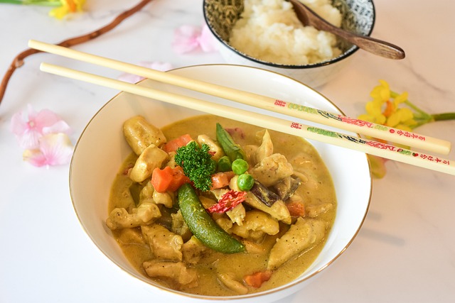 Jak podávat thajské kuřecí kari: Tipy na doprovodné přílohy a prezentaci na talíři