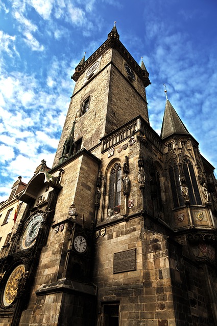Středověká astronomická hodinová věž - skvost pražského nebe