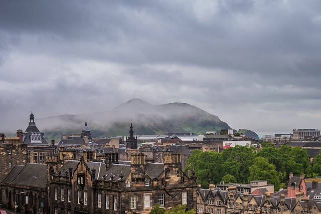 9. Závěrečné tipy pro cestování: Doprava v Edinburghu, bezpečnostní opatření a informace o místním klimatu