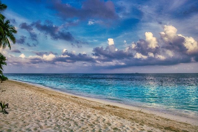 2. Maledivy jako cíl: Zářivé pláže, nekonečné korálové útesy a pohádkové laguny