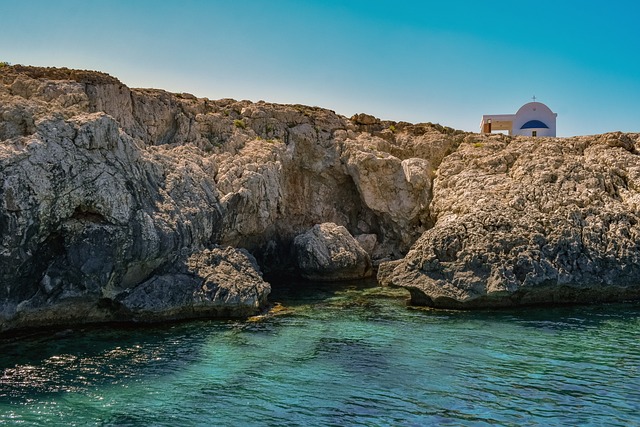 Nezapomenutelné pláže na Kypru: Od křišťálově čisté vody po úchvatné útesy