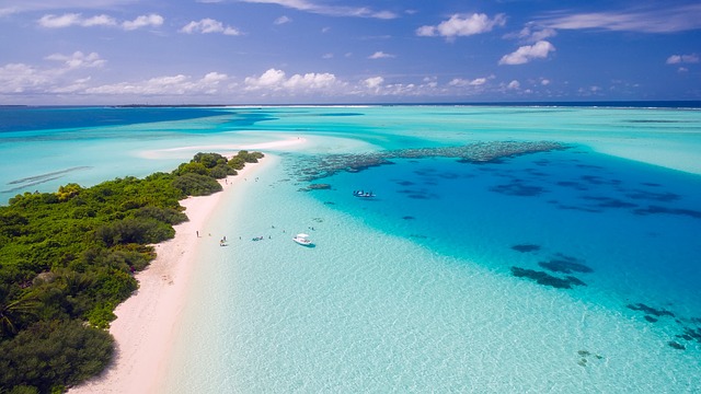 2. Nejlepší ubytování v ráji: Luxusní hotely a soukromé vily na Maledivách
