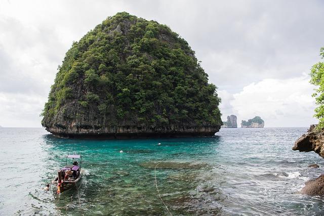 8. ⁣Noční život ‌na Ostrově ⁣Phuket: Bary, ⁤kluby a barevné luminescenční show